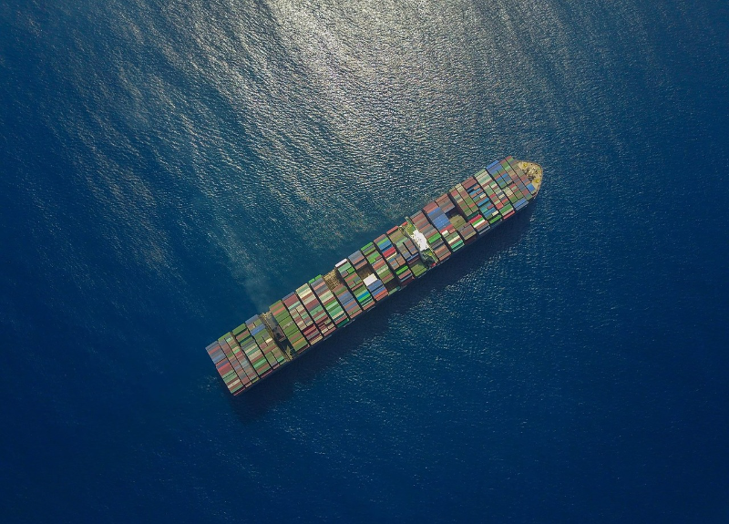Porte-conteneurs en haute mer — LBEW Avocats droit maritime